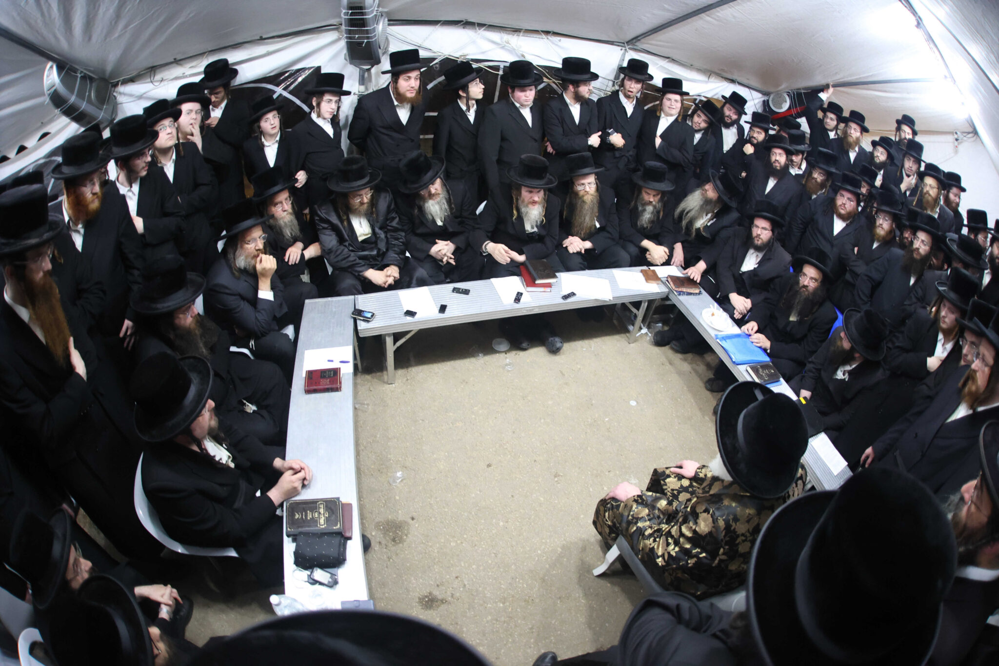 אדמו"רים בניחום אבלים אצל רבא דקרית צאנז רבי חיים יעקב מנחם שווארץ זצוק"ל