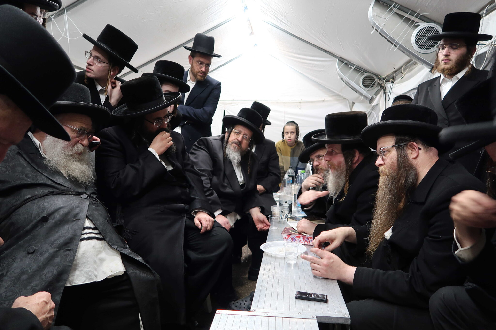 אדמו"רים בניחום אבלים אצל רבא דקרית צאנז רבי חיים יעקב מנחם שווארץ זצוק"ל