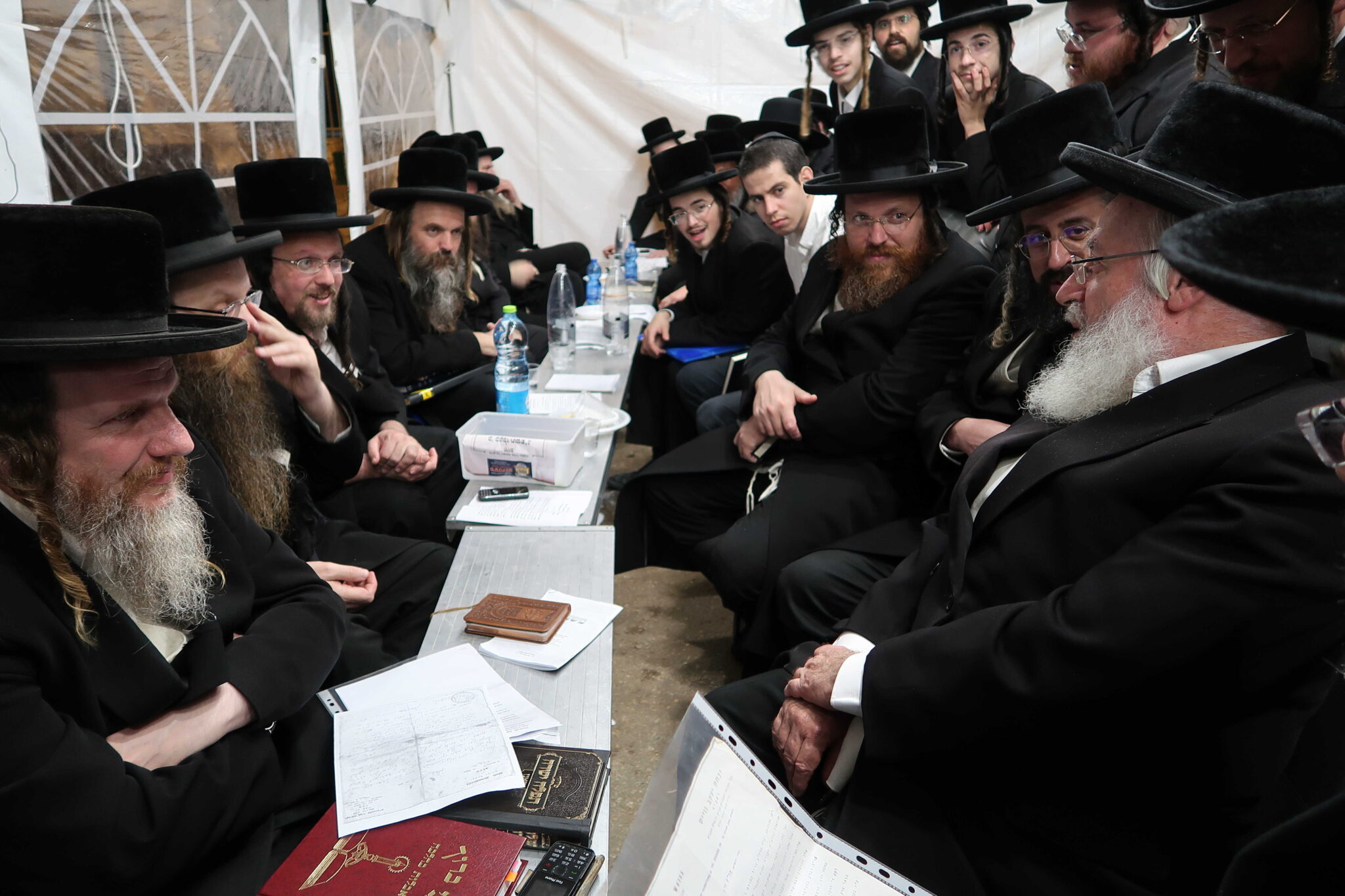 אדמו"רים בניחום אבלים אצל רבא דקרית צאנז רבי חיים יעקב מנחם שווארץ זצוק"ל