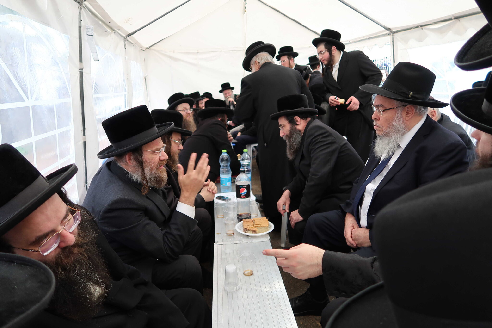 אדמו"רים בניחום אבלים אצל רבא דקרית צאנז רבי חיים יעקב מנחם שווארץ זצוק"ל