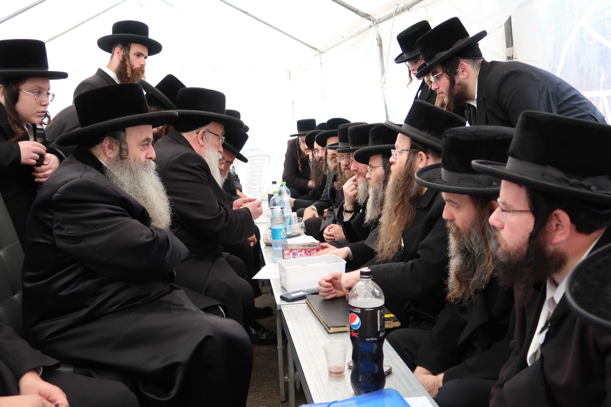 אדמו"רים בניחום אבלים אצל רבא דקרית צאנז רבי חיים יעקב מנחם שווארץ זצוק"ל