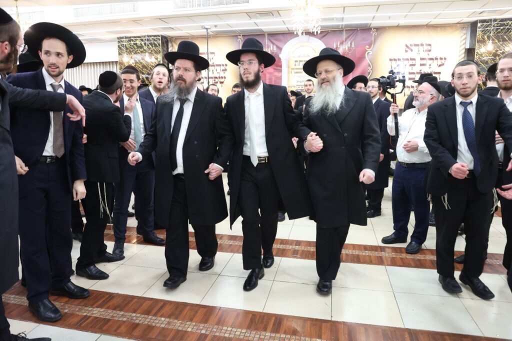 כשבחורי ישיבת 'כנסת יצחק' רקדו עם הראש ישיבה