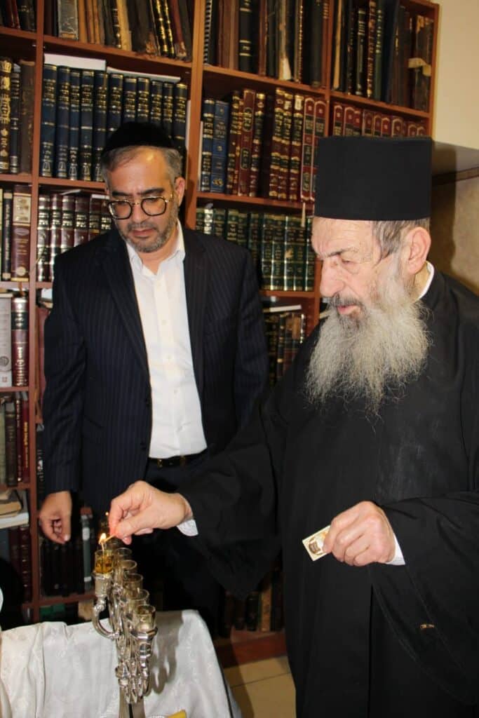 תיעוד: חכם בן שמעון בהדלקת נרות חנוכה