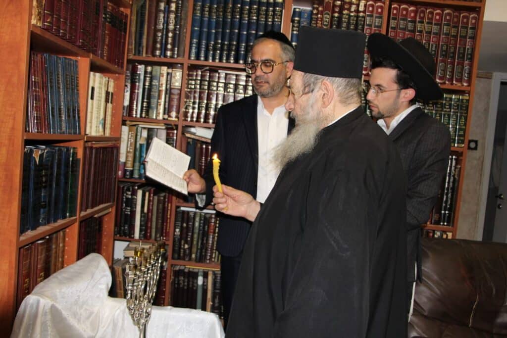 תיעוד: חכם בן שמעון בהדלקת נרות חנוכה