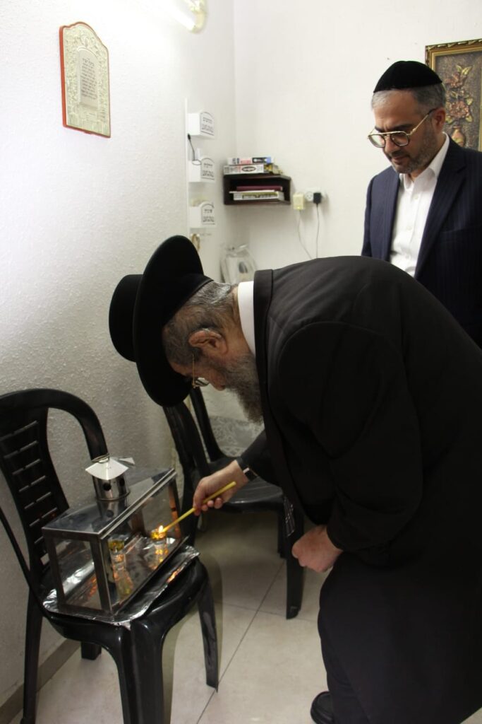 תיעוד: חכם בן שמעון בהדלקת נרות חנוכה