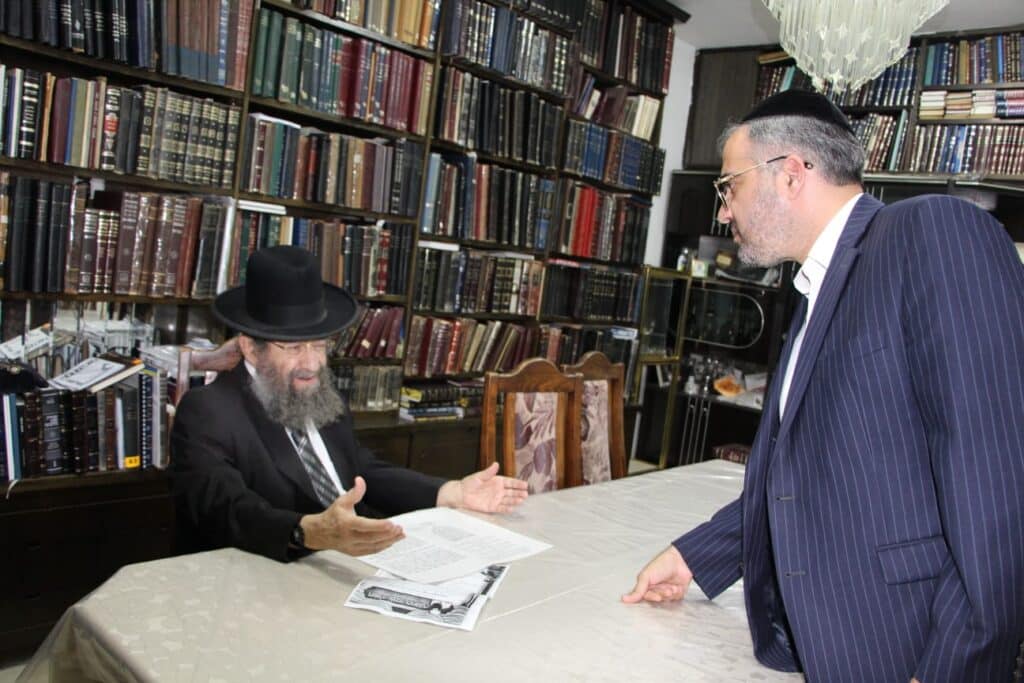 תיעוד: חכם בן שמעון בהדלקת נרות חנוכה