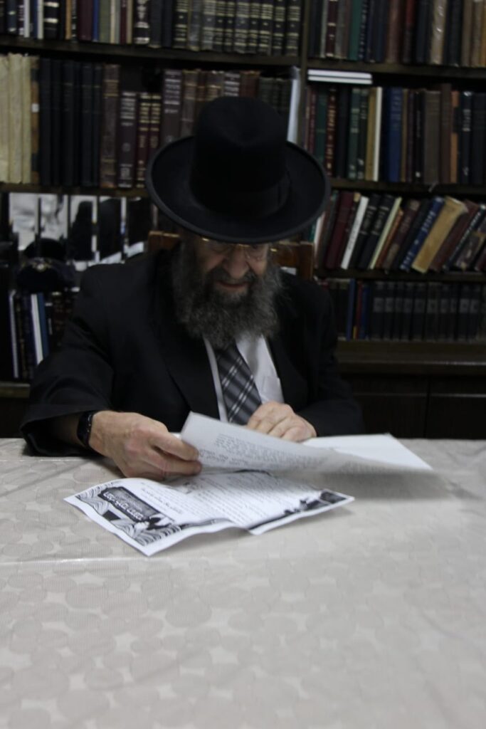 תיעוד: חכם בן שמעון בהדלקת נרות חנוכה