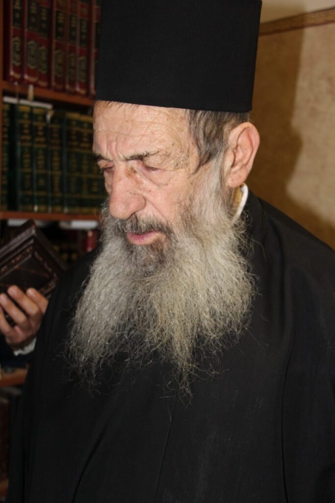 תיעוד: חכם בן שמעון בהדלקת נרות חנוכה