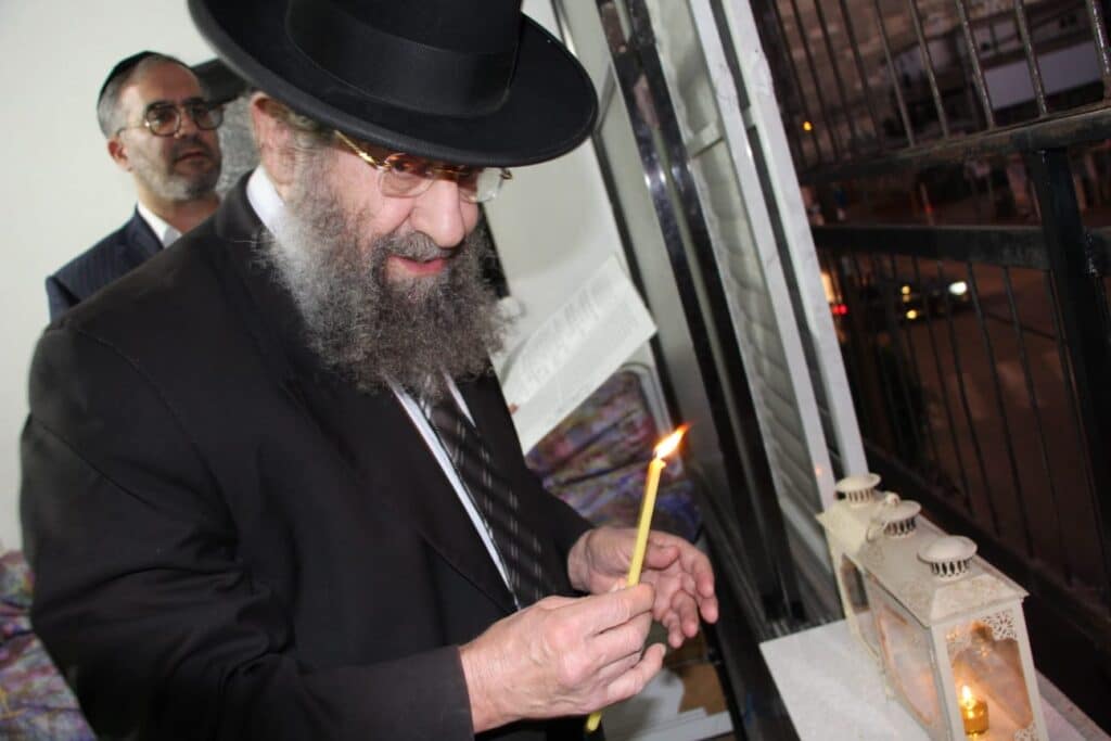 תיעוד: חכם בן שמעון בהדלקת נרות חנוכה