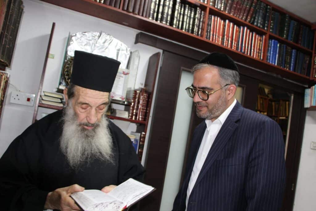 תיעוד: חכם בן שמעון בהדלקת נרות חנוכה