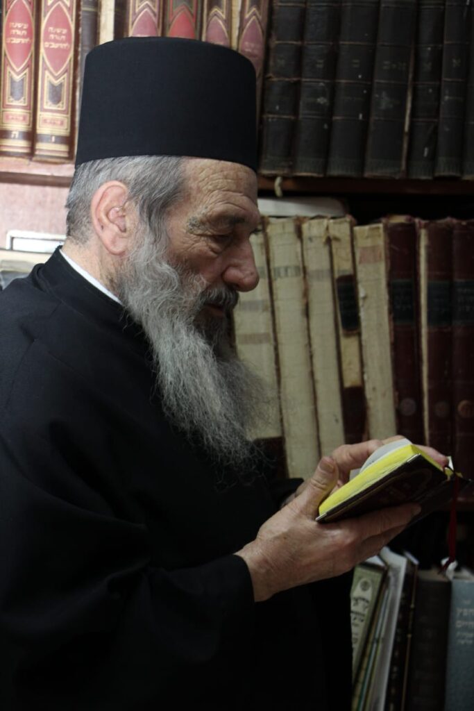 תיעוד: חכם בן שמעון בהדלקת נרות חנוכה