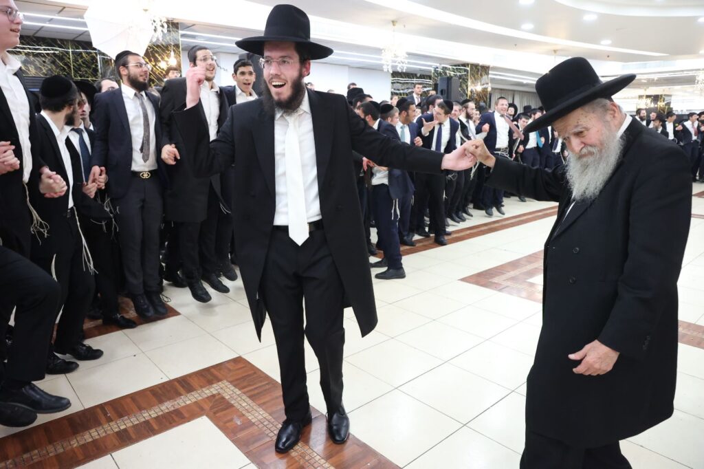 כשבחורי ישיבת 'כנסת יצחק' רקדו עם הראש ישיבה