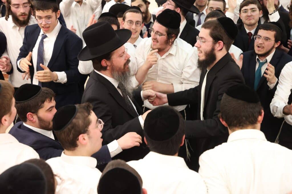 כשבחורי ישיבת 'כנסת יצחק' רקדו עם הראש ישיבה