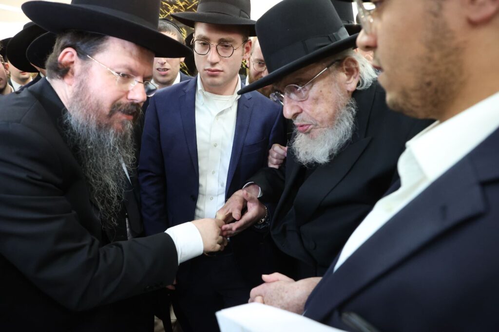 כשבחורי ישיבת 'כנסת יצחק' רקדו עם הראש ישיבה