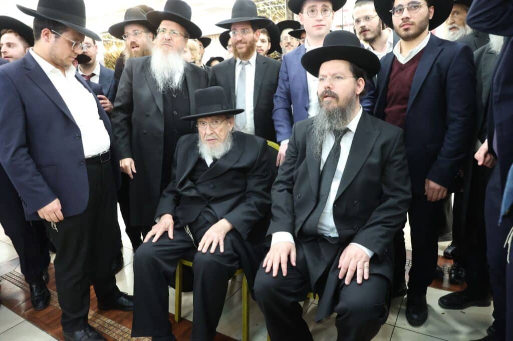 כשבחורי ישיבת 'כנסת יצחק' רקדו עם הראש ישיבה