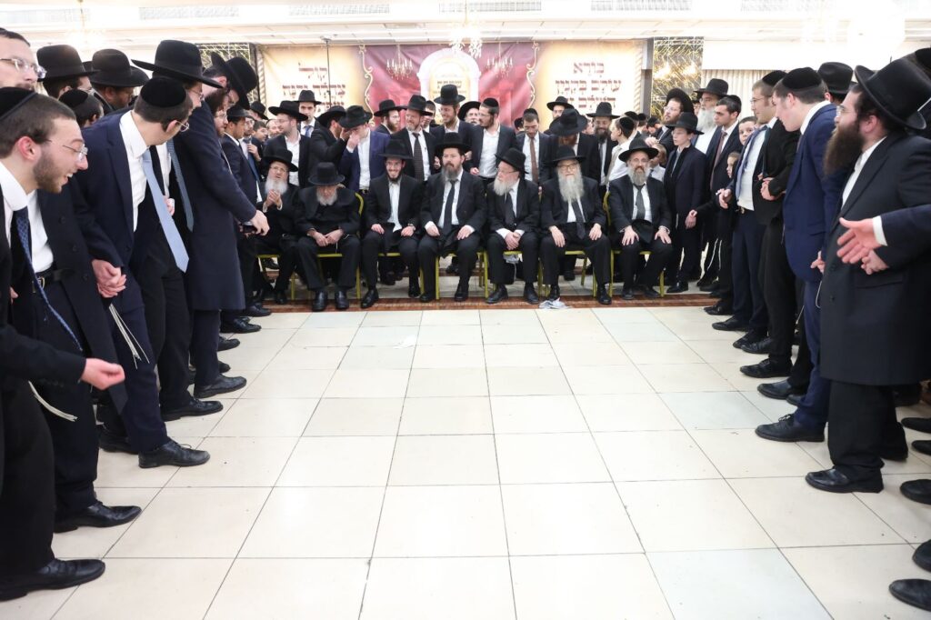 כשבחורי ישיבת 'כנסת יצחק' רקדו עם הראש ישיבה