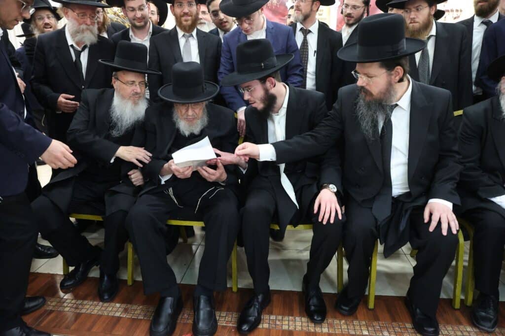 כשבחורי ישיבת 'כנסת יצחק' רקדו עם הראש ישיבה