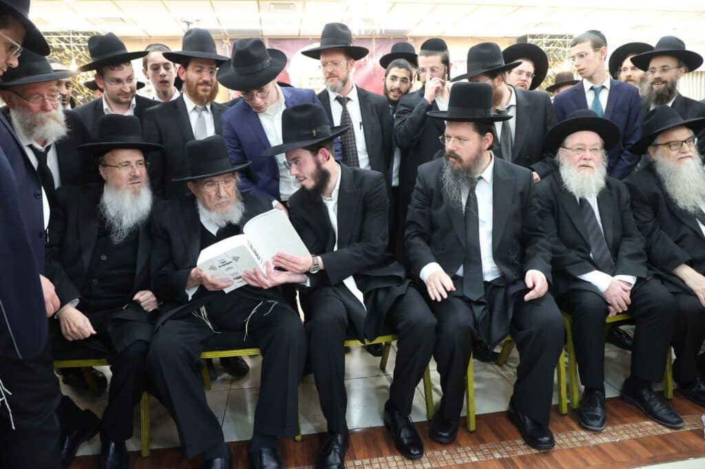 כשבחורי ישיבת 'כנסת יצחק' רקדו עם הראש ישיבה