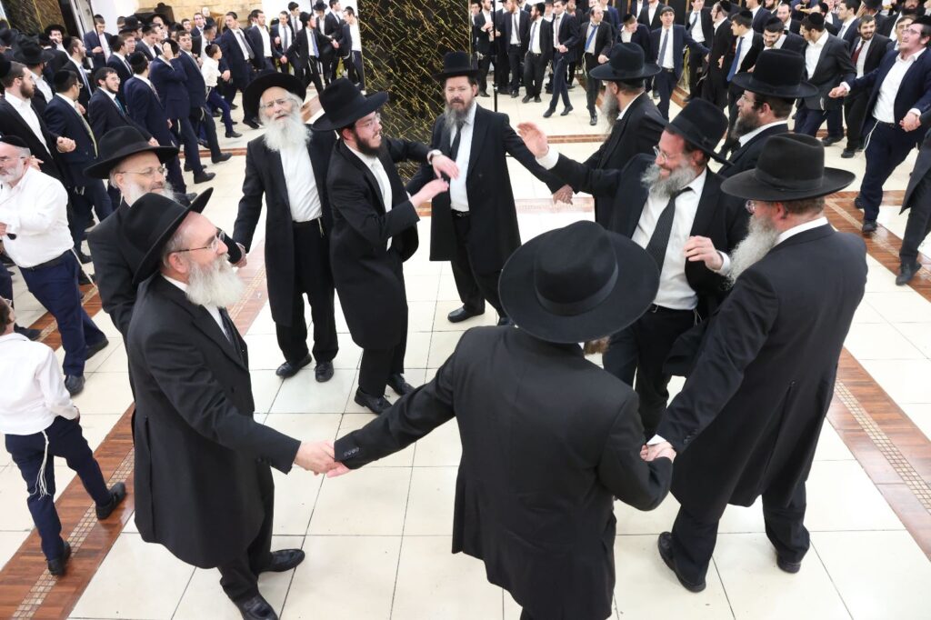 כשבחורי ישיבת 'כנסת יצחק' רקדו עם הראש ישיבה