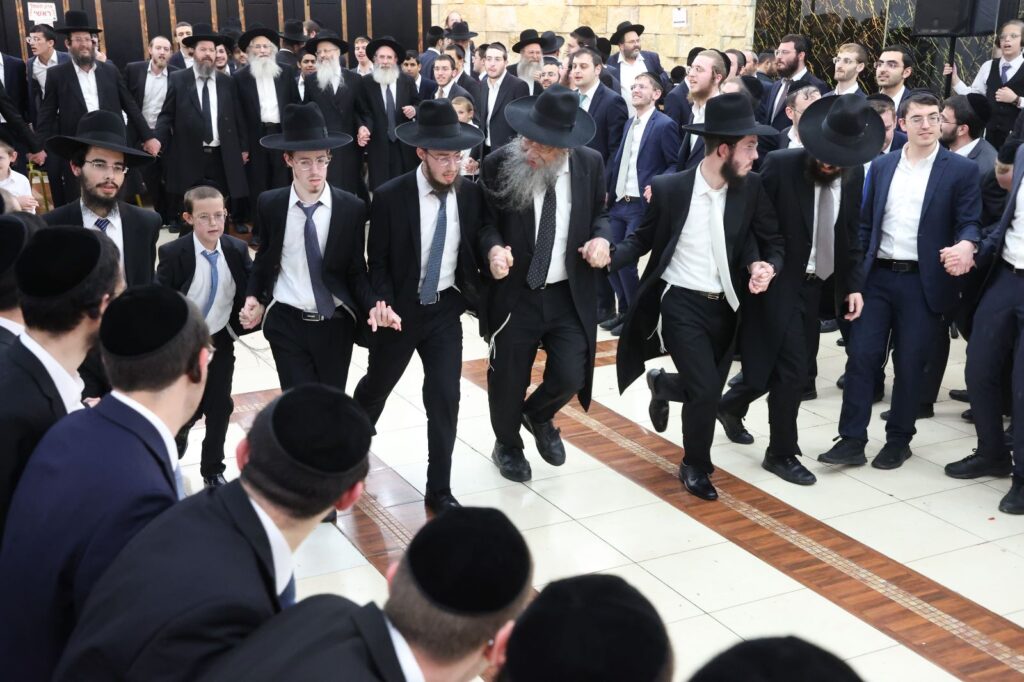 כשבחורי ישיבת 'כנסת יצחק' רקדו עם הראש ישיבה