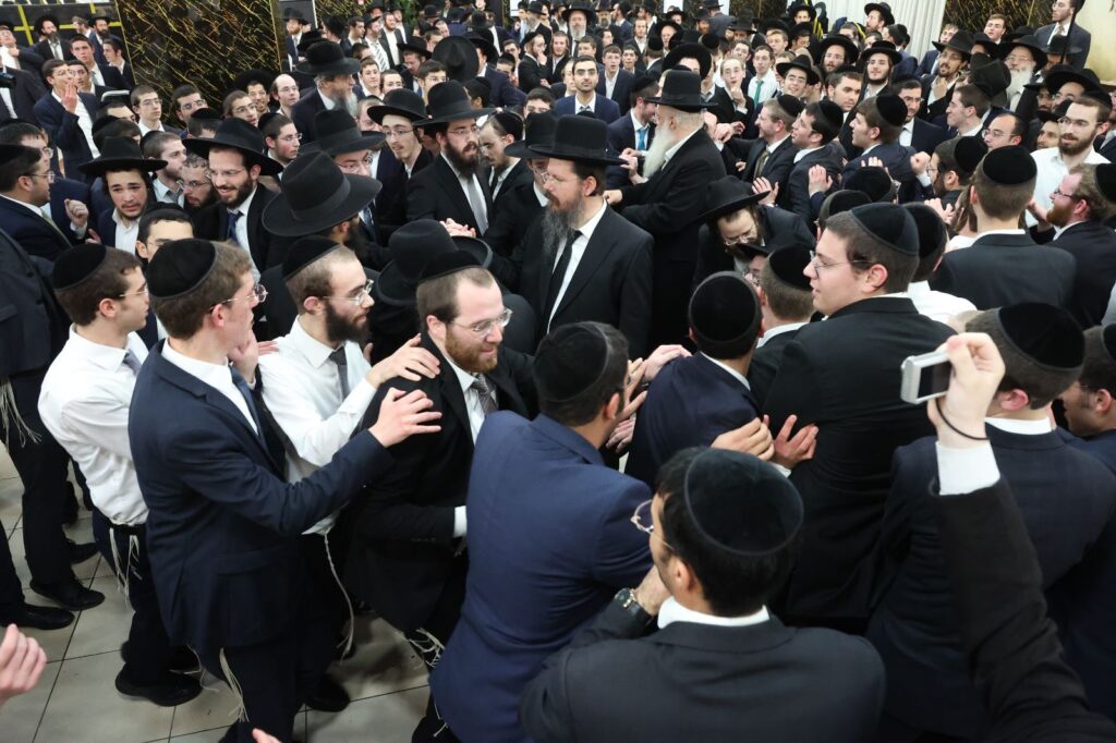 כשבחורי ישיבת 'כנסת יצחק' רקדו עם הראש ישיבה