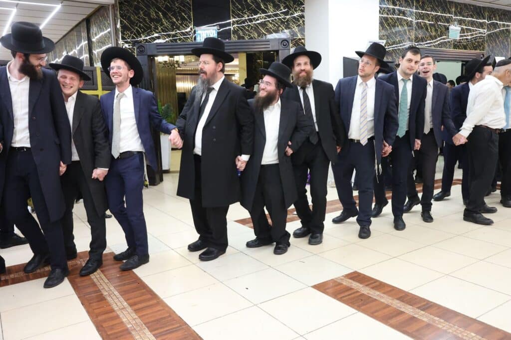 כשבחורי ישיבת 'כנסת יצחק' רקדו עם הראש ישיבה