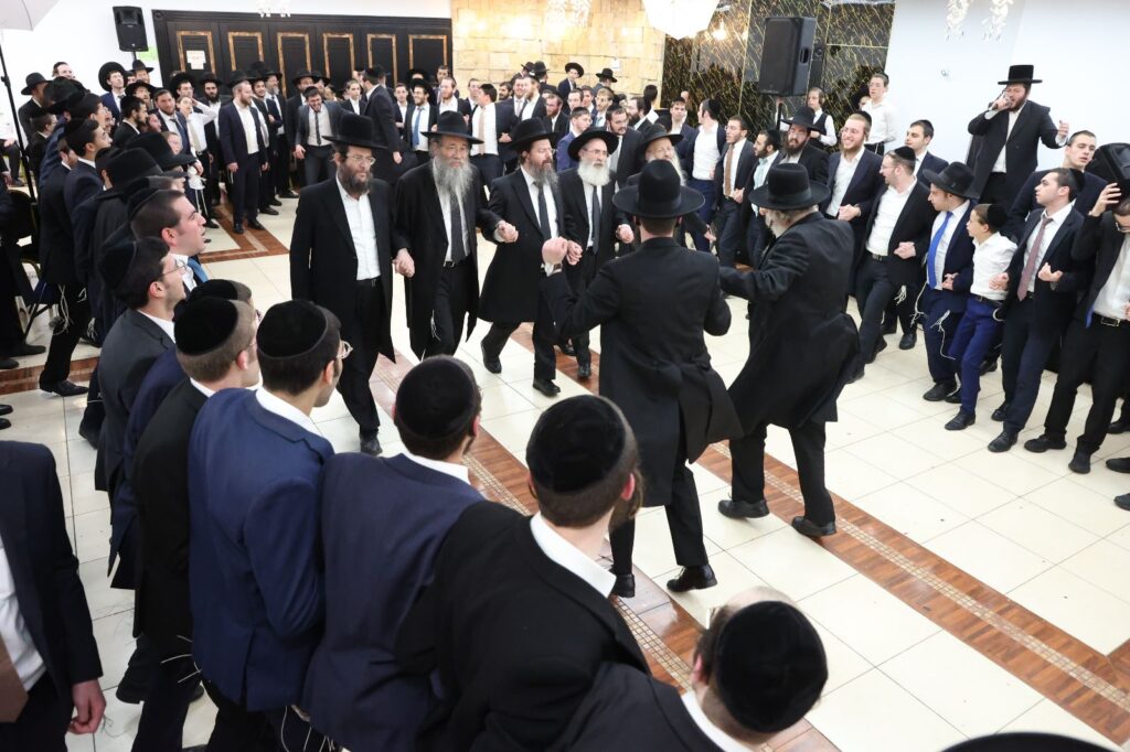 כשבחורי ישיבת 'כנסת יצחק' רקדו עם הראש ישיבה