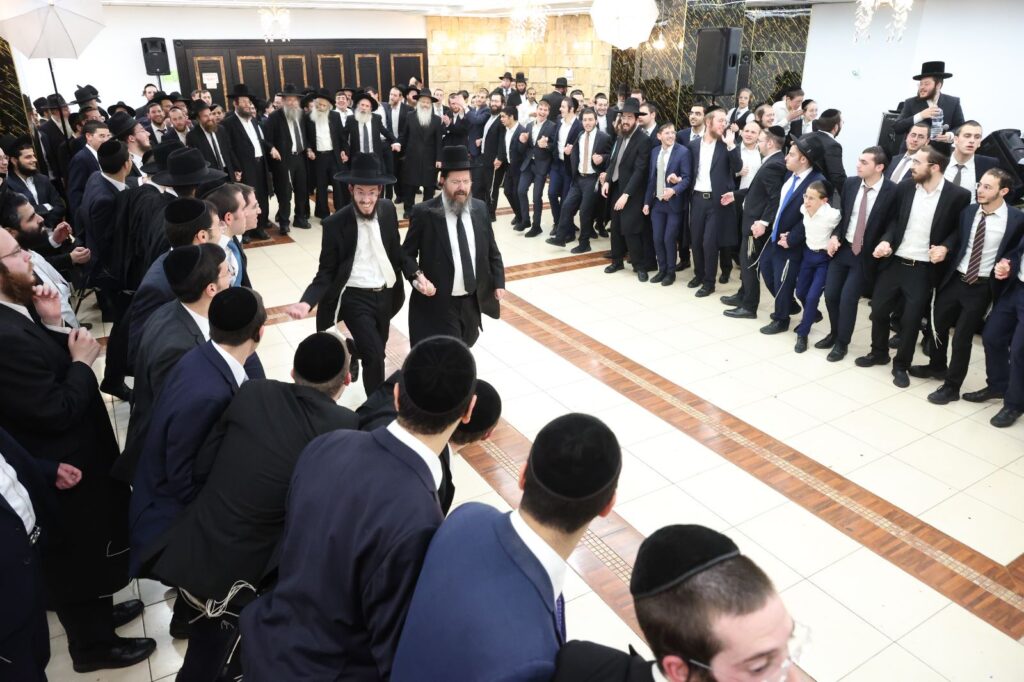 כשבחורי ישיבת 'כנסת יצחק' רקדו עם הראש ישיבה