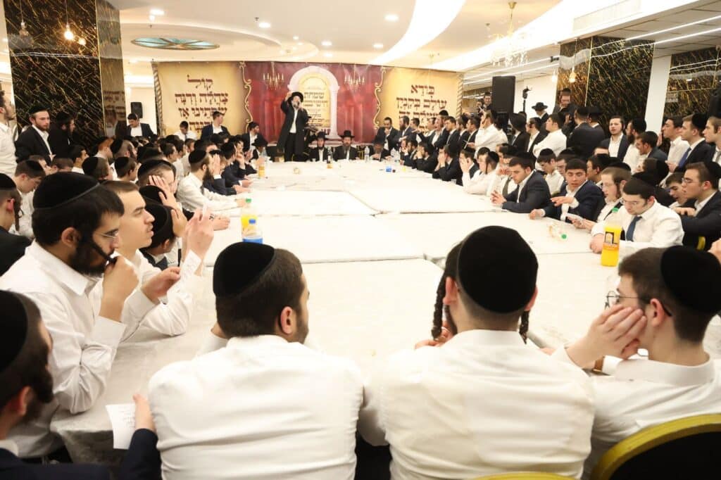 כשבחורי ישיבת 'כנסת יצחק' רקדו עם הראש ישיבה