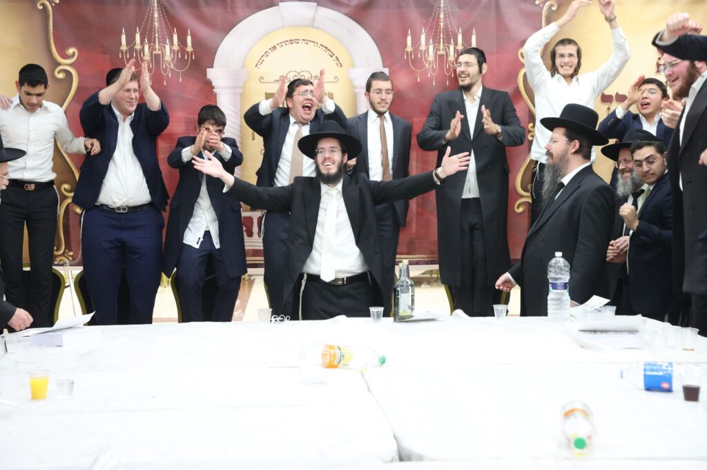 כשבחורי ישיבת 'כנסת יצחק' רקדו עם הראש ישיבה