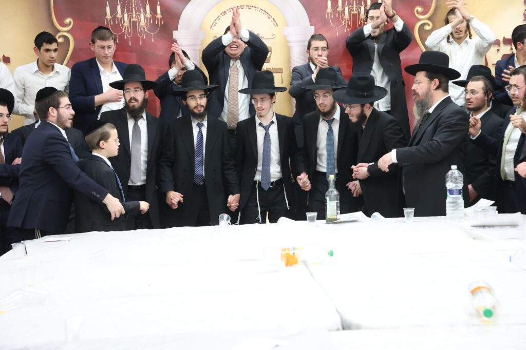 כשבחורי ישיבת 'כנסת יצחק' רקדו עם הראש ישיבה