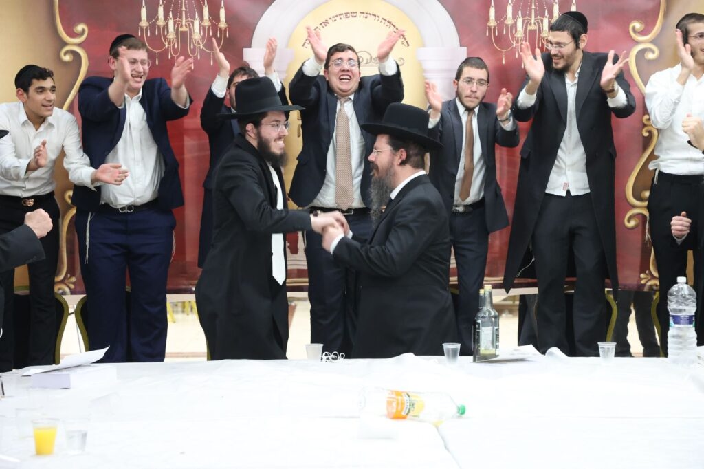 כשבחורי ישיבת 'כנסת יצחק' רקדו עם הראש ישיבה