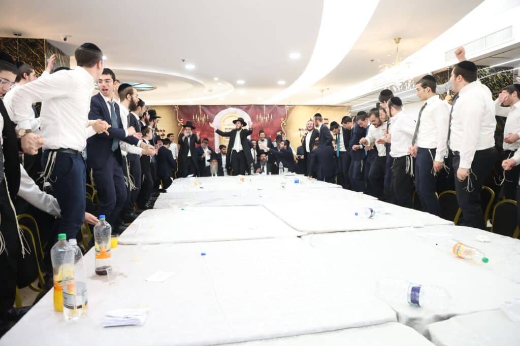 כשבחורי ישיבת 'כנסת יצחק' רקדו עם הראש ישיבה