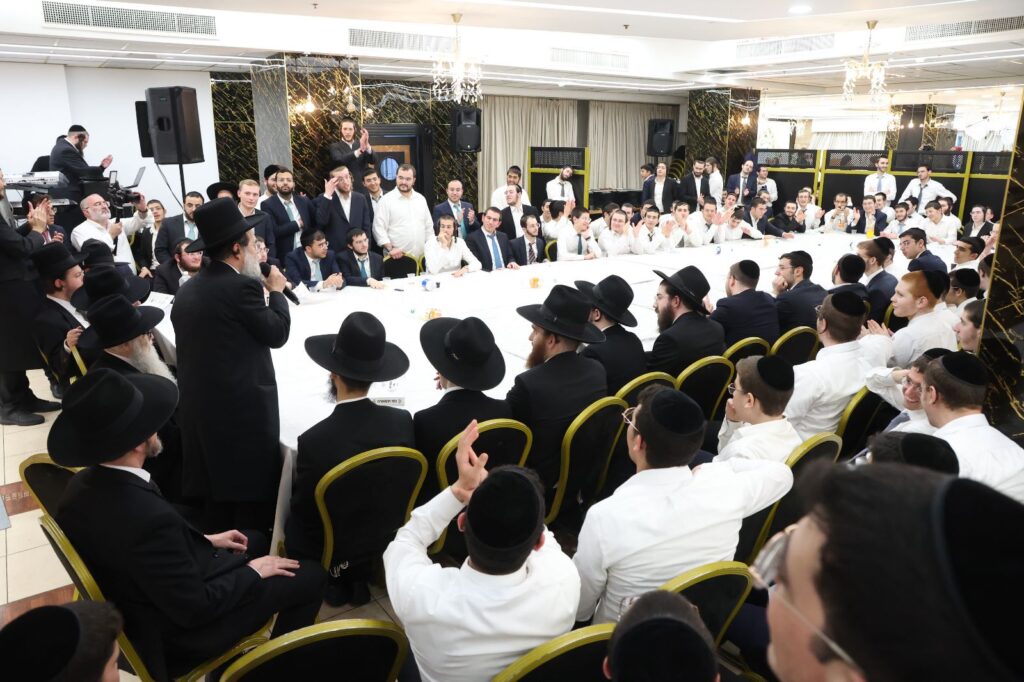 כשבחורי ישיבת 'כנסת יצחק' רקדו עם הראש ישיבה