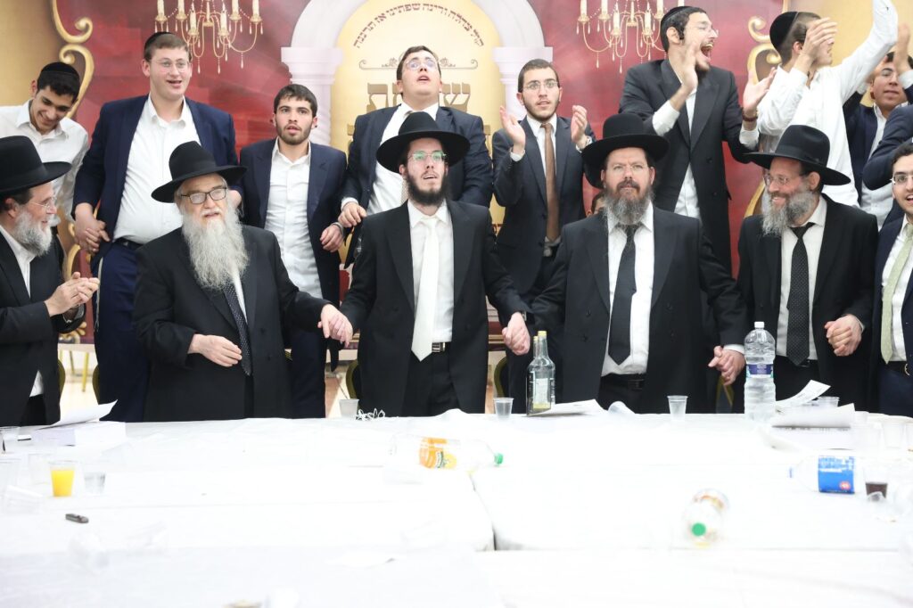 כשבחורי ישיבת 'כנסת יצחק' רקדו עם הראש ישיבה