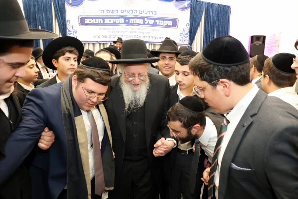 זו הסיבה שגדולי ראשי הישיבות הטריחו עצמם לבוא בגשם הסוער