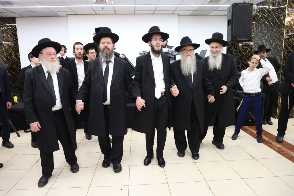 כשבחורי ישיבת 'כנסת יצחק' רקדו עם הראש ישיבה