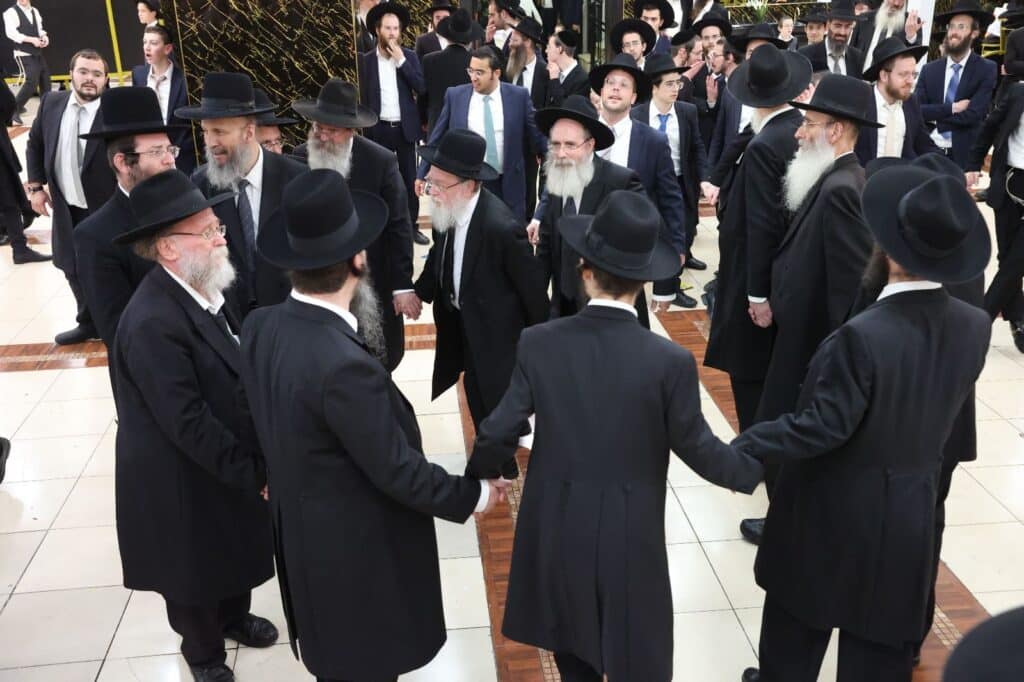 כשבחורי ישיבת 'כנסת יצחק' רקדו עם הראש ישיבה