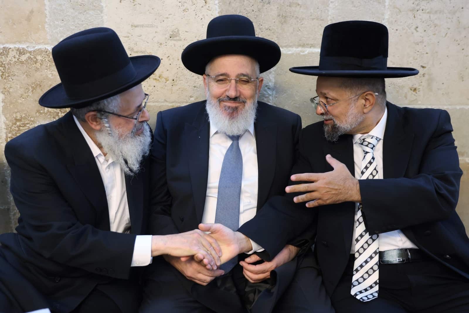 בוגרי חברון התכנסו בעצרת ההספד לחמיו של הרב של הונג קונג￼