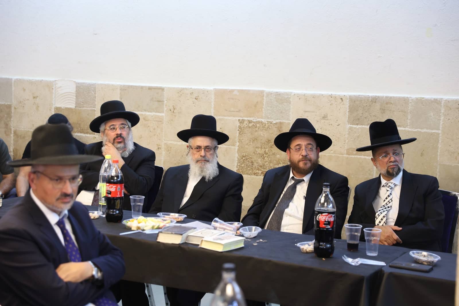 בוגרי חברון התכנסו בעצרת ההספד לחמיו של הרב של הונג קונג￼