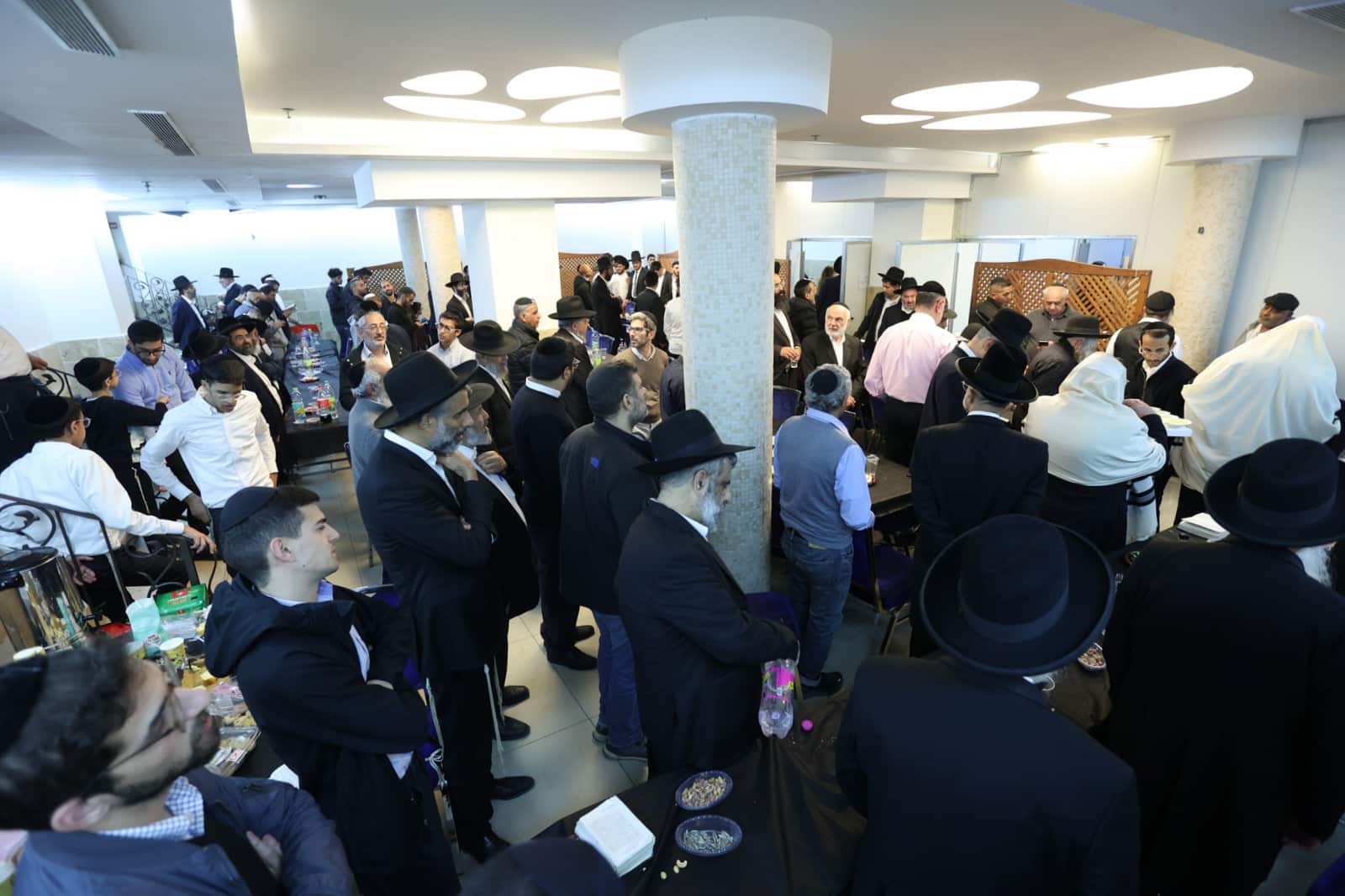 אדמו"רים בניחום אבלים אצל רבא דקרית צאנז רבי חיים יעקב מנחם שווארץ זצוק"ל