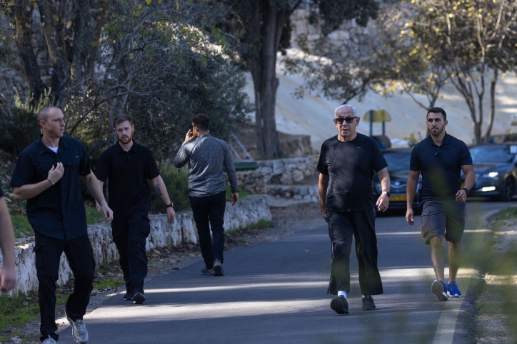 בדרך להחלפת יו"ר הכנסת: נתניהו יצא לריצת בוקר • גלריה