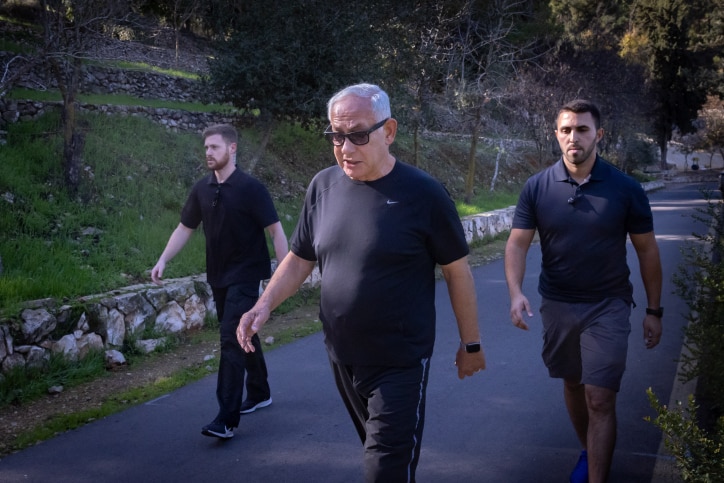 בדרך להחלפת יו"ר הכנסת: נתניהו יצא לריצת בוקר • גלריה