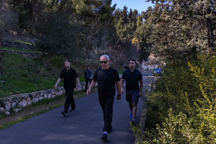 בדרך להחלפת יו"ר הכנסת: נתניהו יצא לריצת בוקר • גלריה