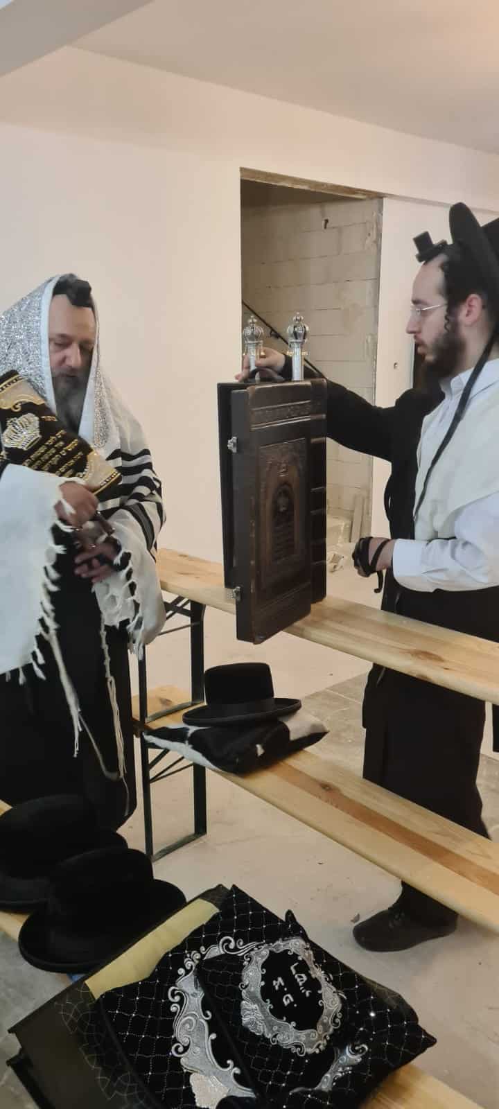 מאות העתירו על ציון קדשו של הכהן הגדול הרה"ק רבי צבי הירש מרימנוב