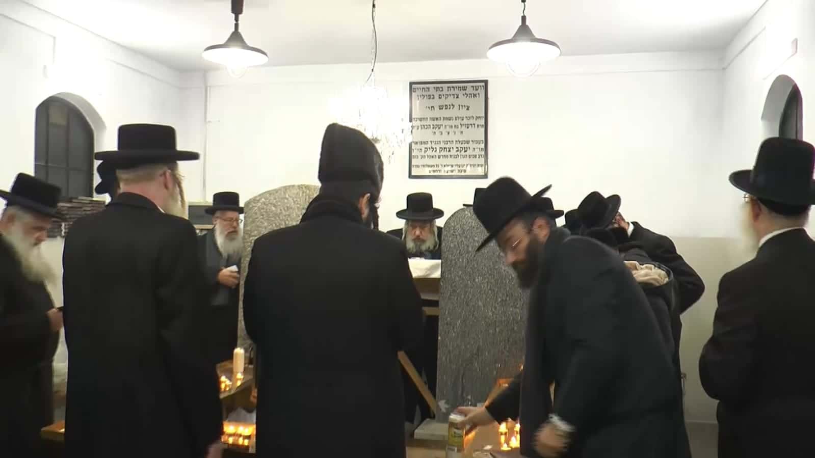 מאות העתירו על ציון קדשו של הכהן הגדול הרה"ק רבי צבי הירש מרימנוב