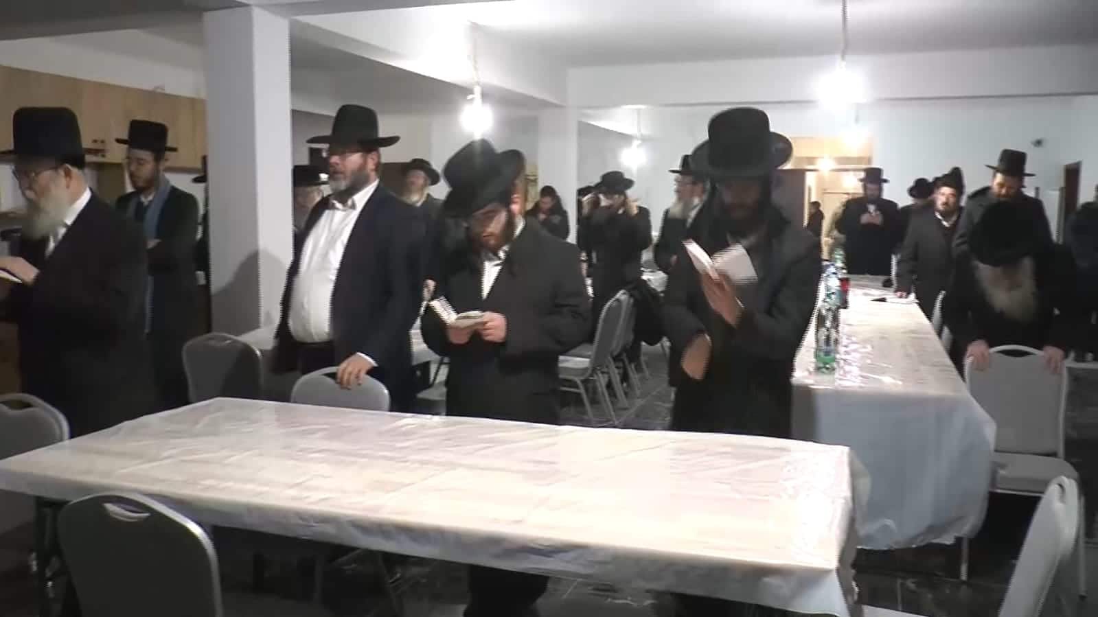 מאות העתירו על ציון קדשו של הכהן הגדול הרה"ק רבי צבי הירש מרימנוב