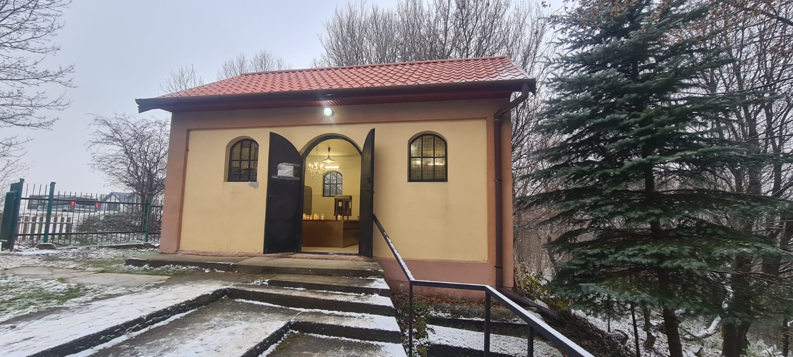 מאות העתירו על ציון קדשו של הכהן הגדול הרה"ק רבי צבי הירש מרימנוב