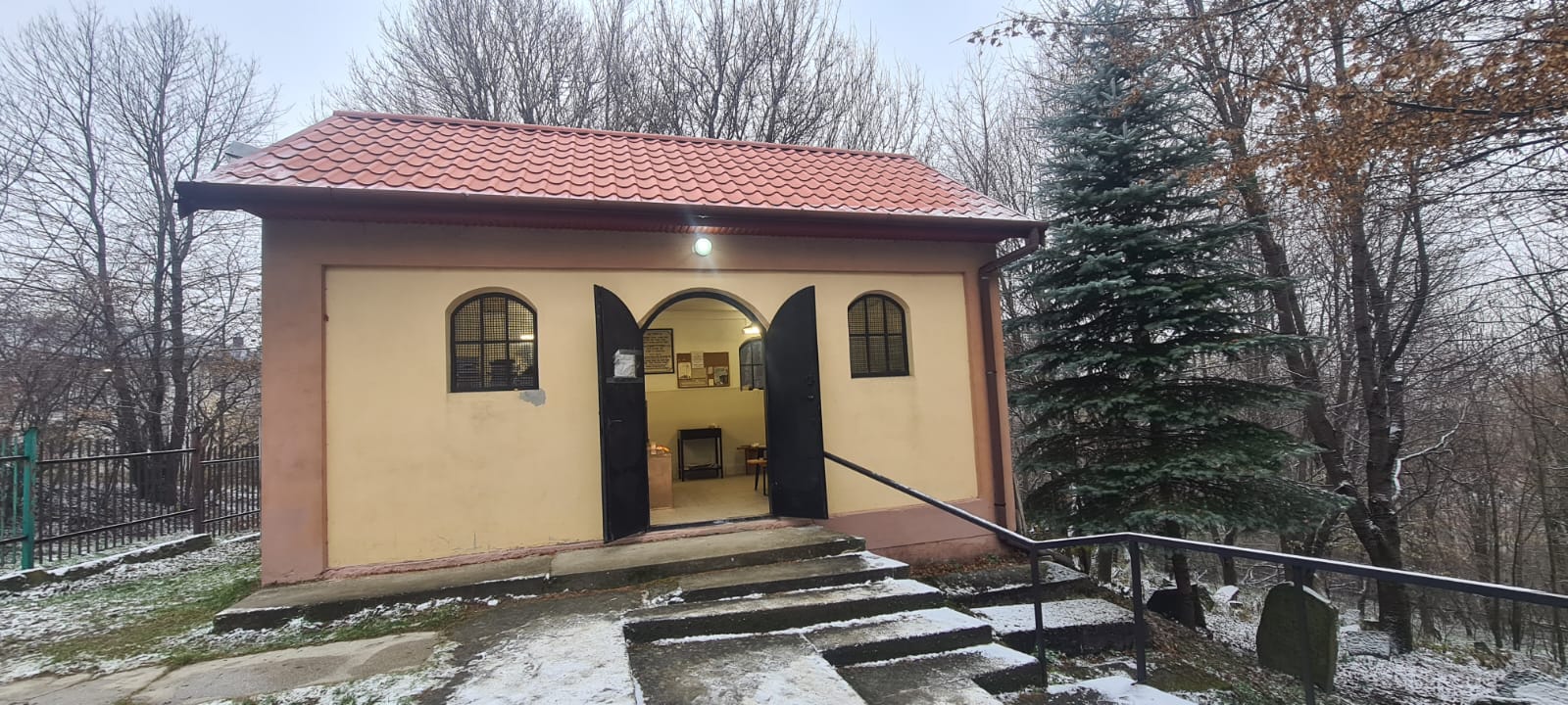 מאות העתירו על ציון קדשו של הכהן הגדול הרה"ק רבי צבי הירש מרימנוב