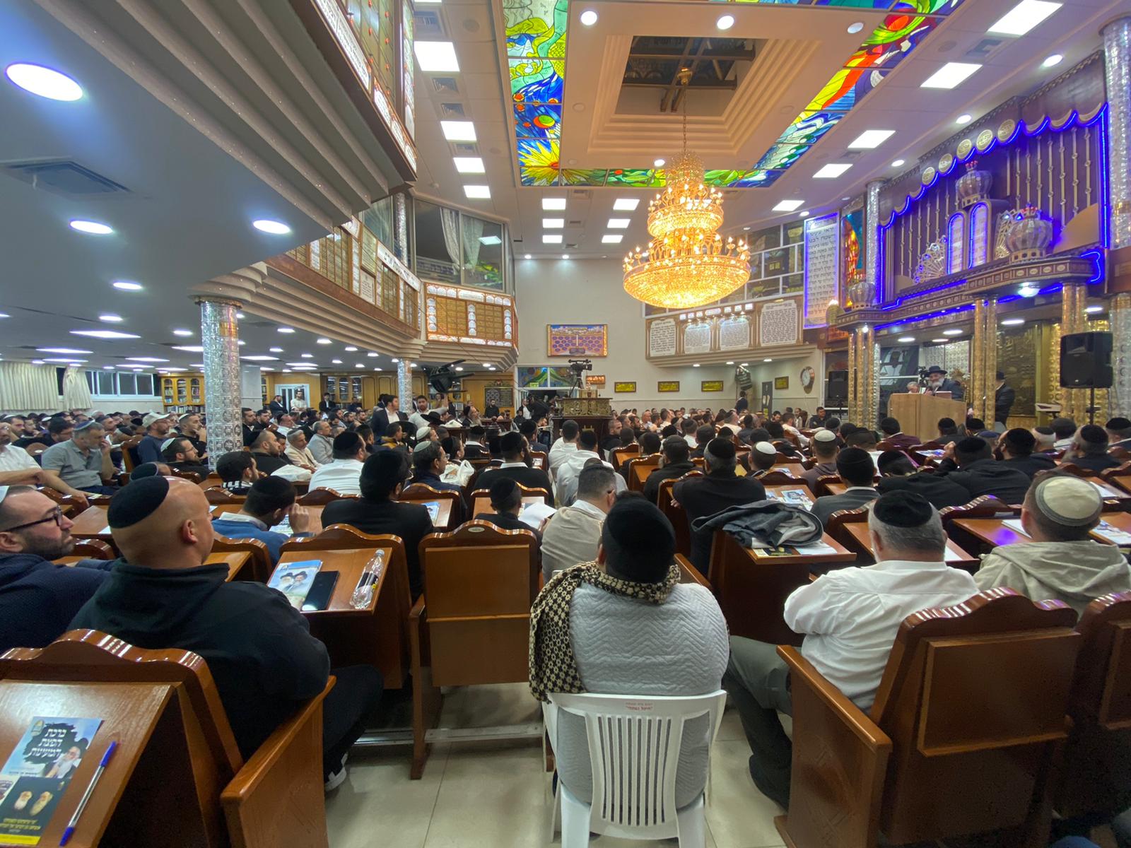 תופעה: אלפים נוהרים לשיעורו של הרב אברג'יל